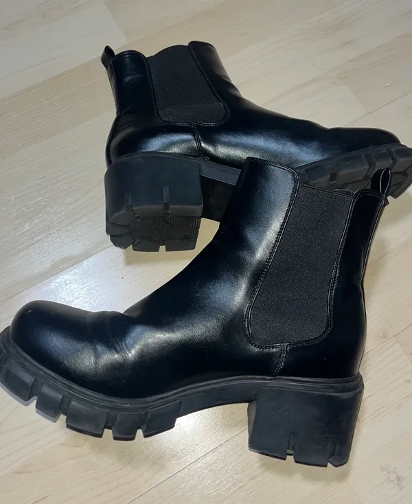 Madden Girl Women’s Tessa Chelsea Black Boot - Image 4