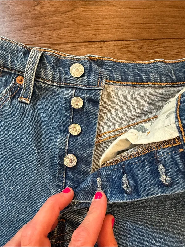 Levi’s 501 Women's Frayed Hem Blue Denim Cutoff Shorts Size 26 - C72-016 - Image 3