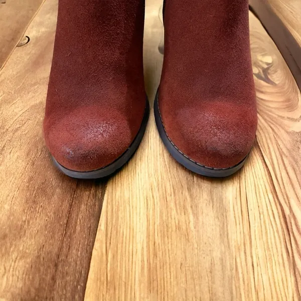 Clarks Women's Pause Camelia Boot Size 8M Block Heel Chelsea Red Suede Pull On - Image 3
