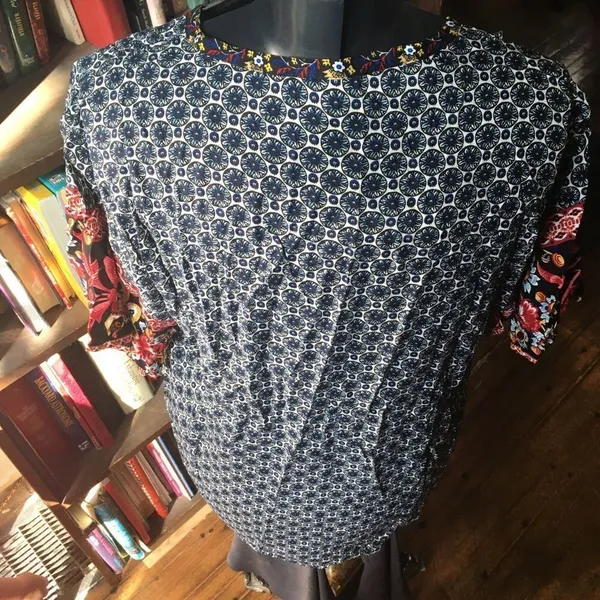 Weekend Suzanne Betro L Scandinavian v-neck blue and red blouse - Image 2