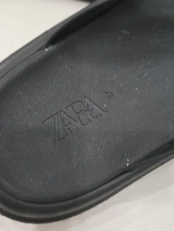 Zara Platform Thong Sandals / Pool Slides in Matte Black Rubber Size 37 - Image 4