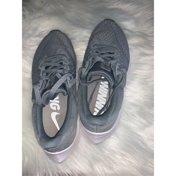 Nike running sneakers size 8  zoom windflow 6 gray - Image 3