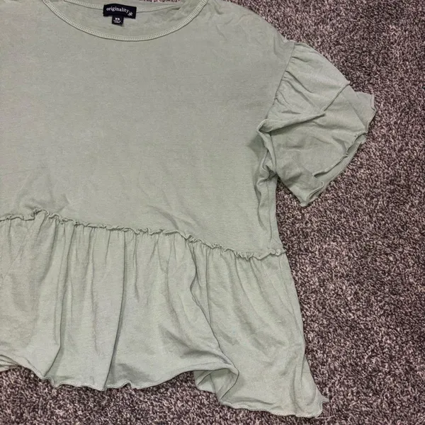 Originality Green ruffle crop top in Xs - Image 6