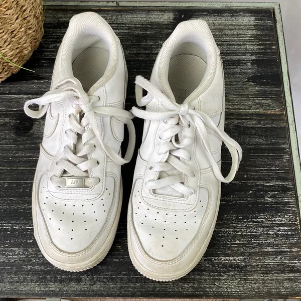Nike White Air Force 1 LE Athletic Sporty Sneaker Shoes 6.5 - Image 4