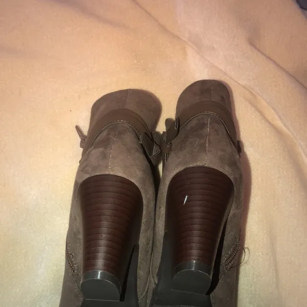 Solanz Size 6M Carlita Booties Boot Heels - Image 4