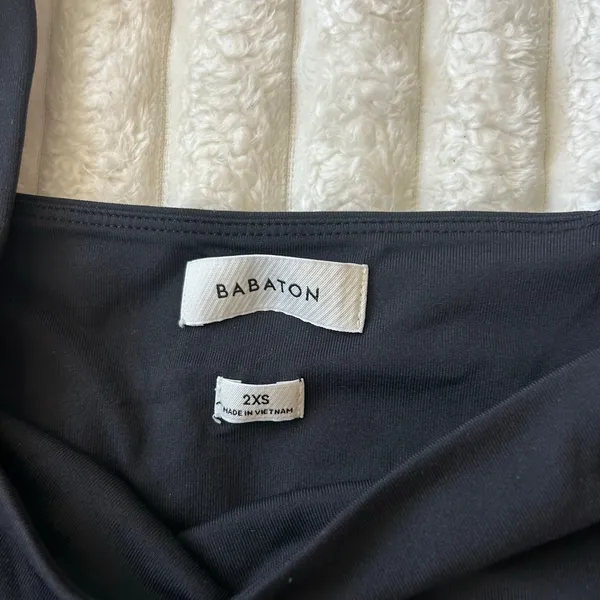 Aritzia Babaton Black Longsleeve Cropped Workout Top High Support Size XXS - Image 4