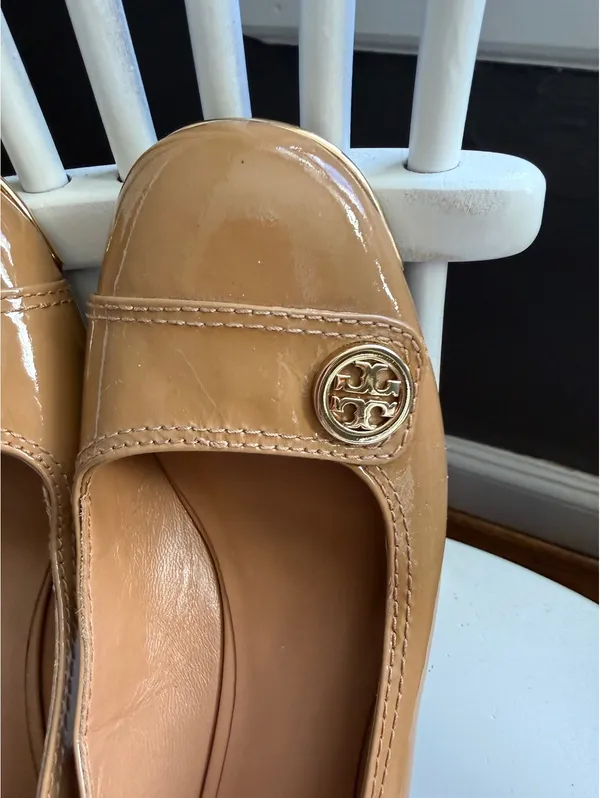Tory Burch Tan Patent Leather Mary Jane Pumps with Logo Accent - Image 3