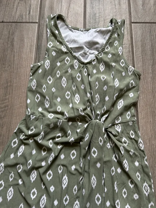Sleeveless Olive Green Tie-Waist Midi Dress with Diamond Print - Image 3
