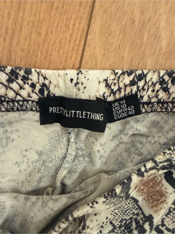 PrettyLittleThing snake print cropped tank top and biker short two-piece set - Image 6