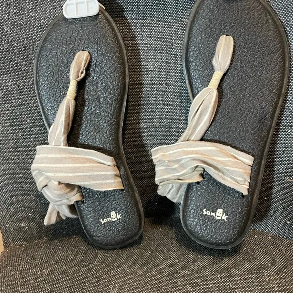 Sanuk Black and Tan Women's Sandals - Image 4