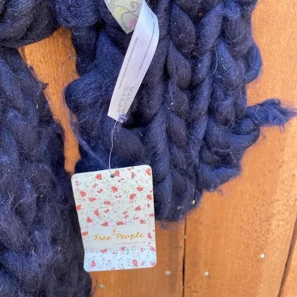 Free People Chunky‎ Scarf Navy NWT - Image 4