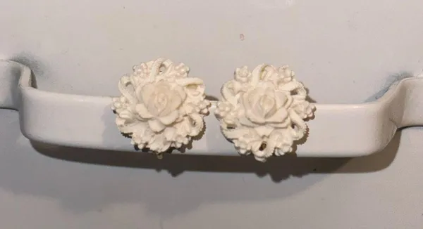 Vintage Victorian flower clip on earrings - Image 4