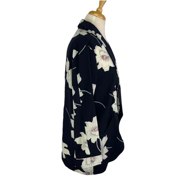Sienna Sky Sz Medium Light Weight Open Front Blazer Jacket Navy and White Floral - Image 5