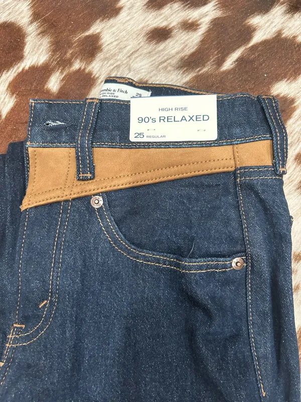 Abercrombie women’s 90’s relaxed high rise jeans 25 regular BNWT - Image 3