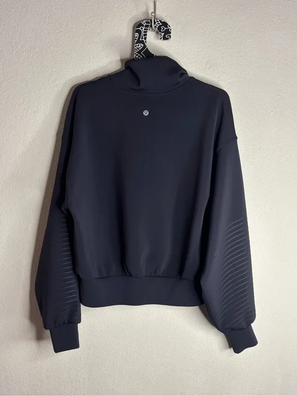 Lululemon Full Flourish Pullover
Black size 8 - Image 3