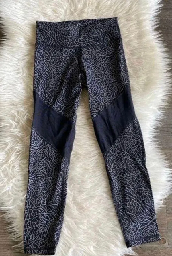 Alo Varley Leggings - elephant Print NWOT SIZE SMALL - Image 2