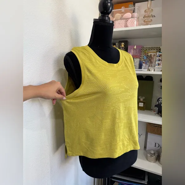 Lululemon train to be tank Lime Green color size large - Image 5