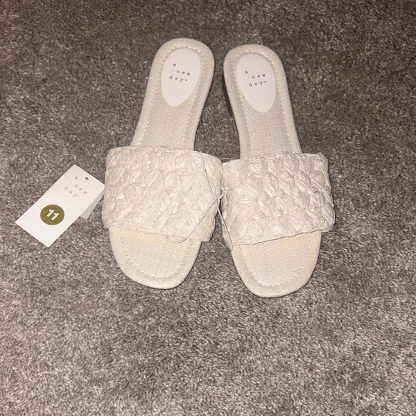 A New Day Women's Textured Cream Sandals size 11 new - Image 2
