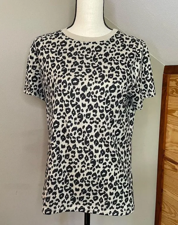 Amazon Leopard Print Short Sleeve Tee Medium - Image 2