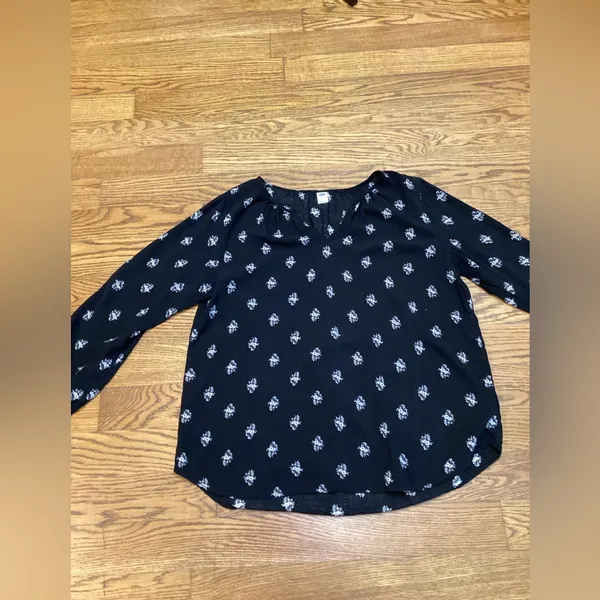 Old Navy Vneck blouse Black with white flowers. Size Large - Image 3