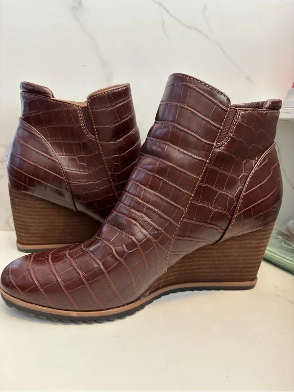 Isaac Mizrahi Sorel Croc-Embossed Brown Ankle‎ Booties - Image 3