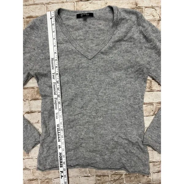 Saks Fifth avenue Sweater M‎ Gray v neck cashmere long sleeve Light Weight - Image 6