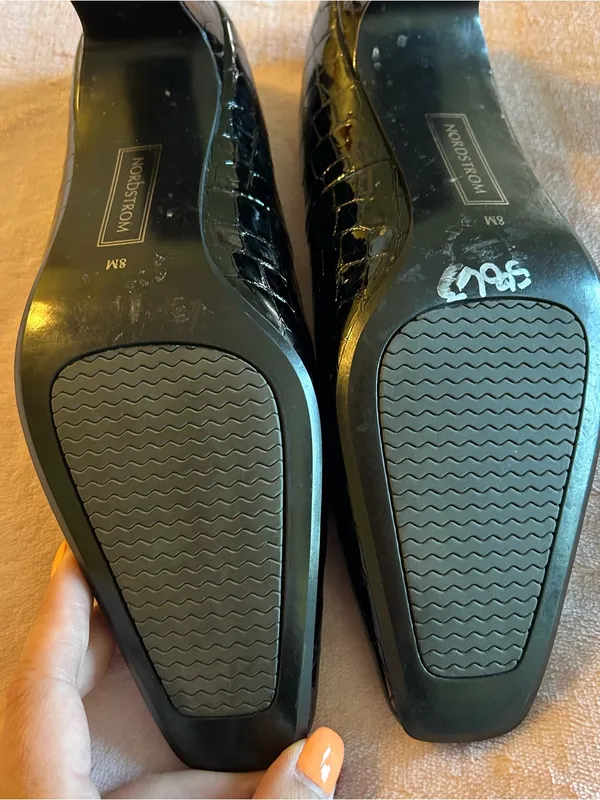 Nordstrom black patent leather pumps with crocodile embossing size 8M - Image 10