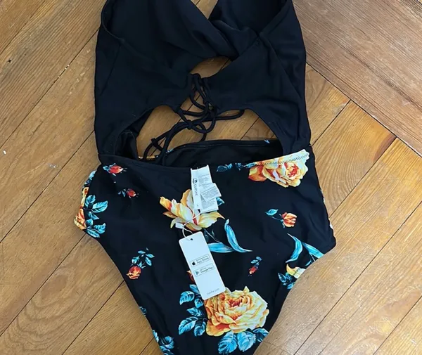 NWT Cupshe Black Floral Print Halter Tummy Control One Piece Swimsuit Sz M - Image 4