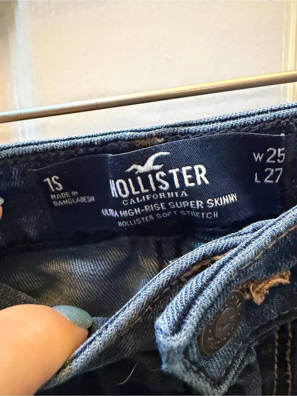 Hollister Slim Straight-Leg Jeans in Medium Blue Wash - Image 3