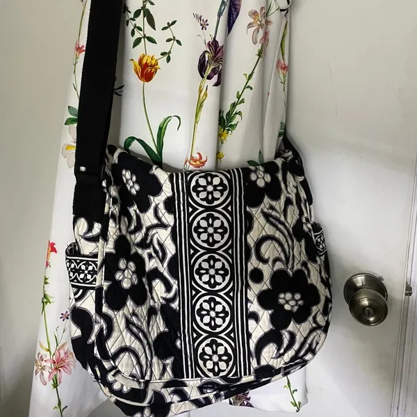 VERA BRADLEY Black & White Floral Messenger Bag - Image 5
