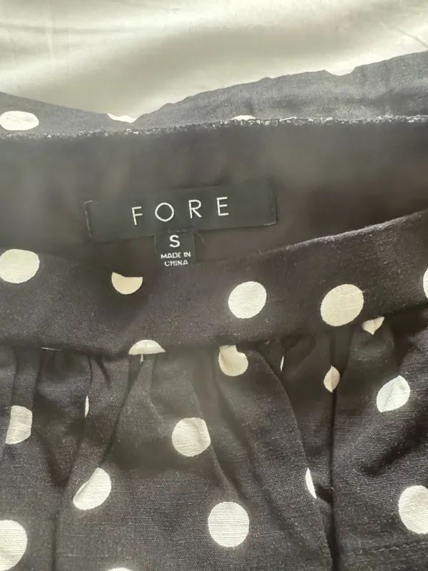 New Fore polkadot off the shoulder top size small with side zipper - Image 3