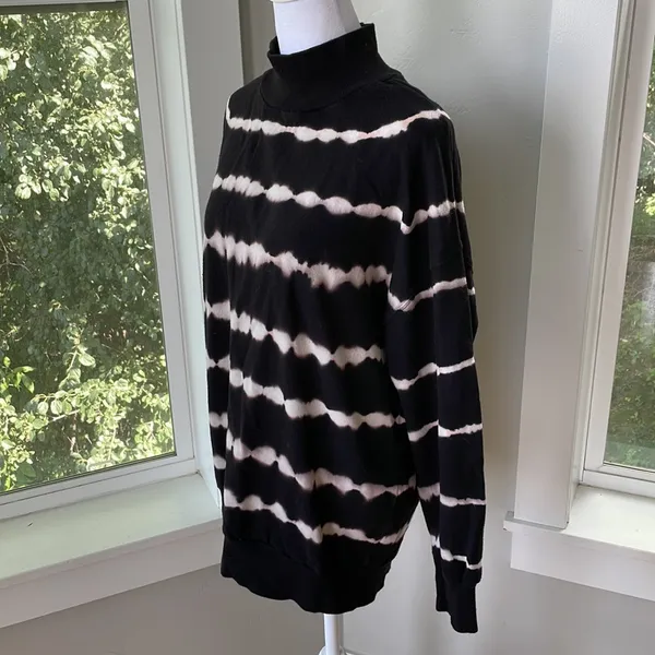 Wild Fable Oversized Black White Tie Dye Mockneck Sweatshirt Size Medium - Image 4