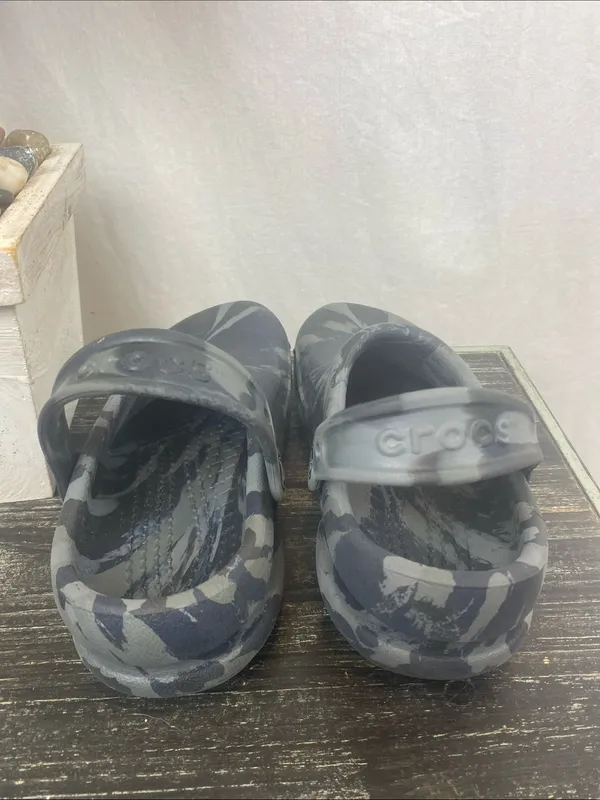 Crocs Gray Two Tone Print Clog Shoes 7 - Image 3