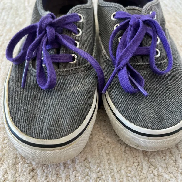 Vans Charcoal Gray tie up shoes w/ Purple laces & logo tag Women Sz 7 Men Sz 5.5 - Image 2