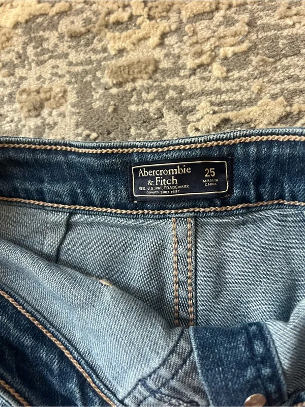 NWT Abercrombie & Fitch Blue Denim Frayed Hem Button Down Skirt Size 25 - Image 5