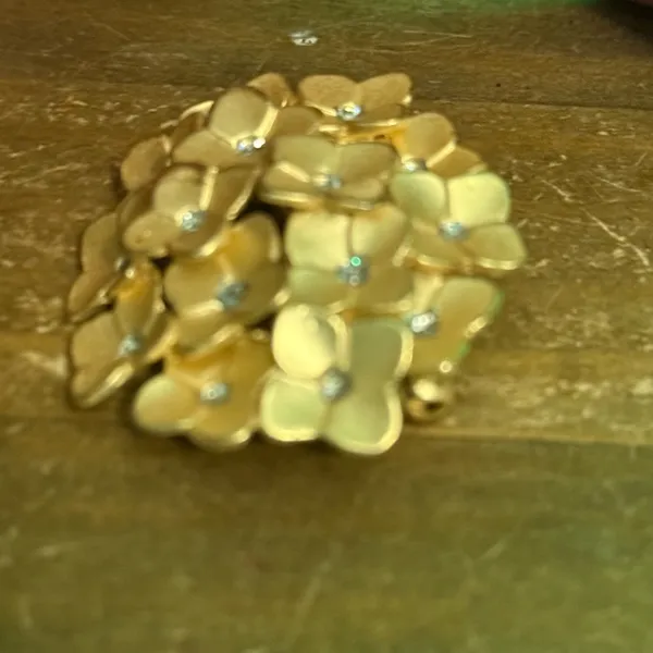 Vintage brushed gold tone floral brooch - Image 4