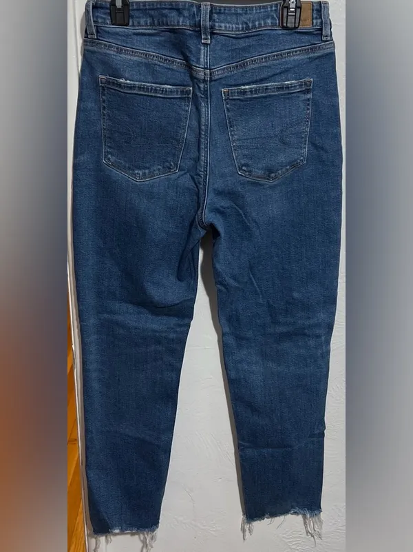 #28 NWOT American Eagle Outfitters Strigid Blue Denim Mom Jeans Size 8R - Image 2