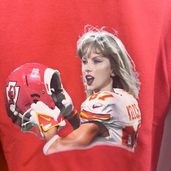 Taylor Swift Travis Kelce NFL Kansas City Chiefs Graphic Sweatshirt MEDIUM - Image 2