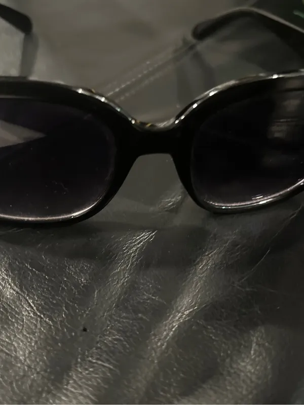 Guess Black Cat-Eye Sunglasses with Pink Corner Accents - Image 12