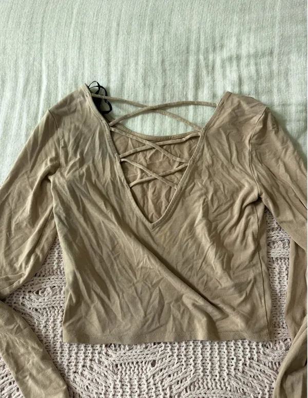 Forever 21 Tan longsleeve with open back - Image 3