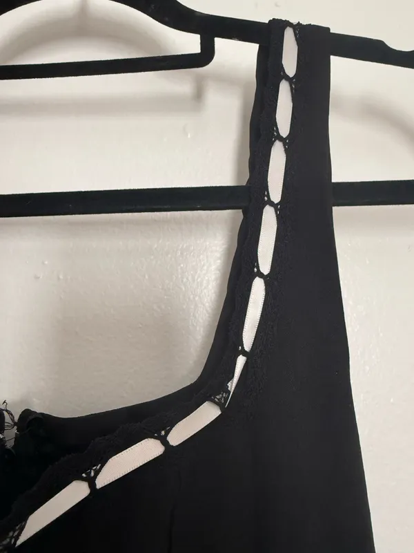 Windsor’s little black dress - Image 4