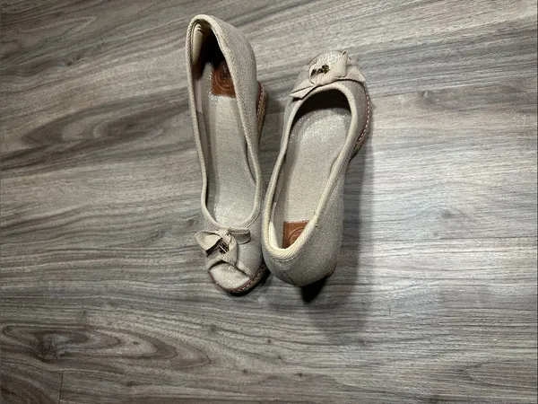 Tory Burch Espadrille Wedge Peep Toe Bow Pumps Metallic Beige. - Image 10