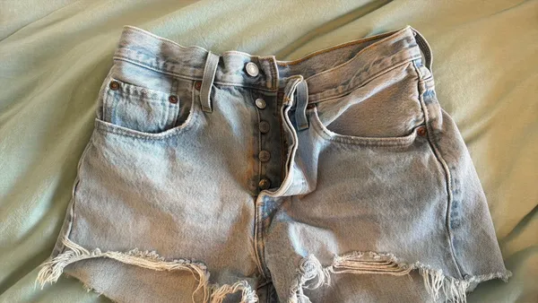 Levi 501 Shorts Size 25 - Image 3