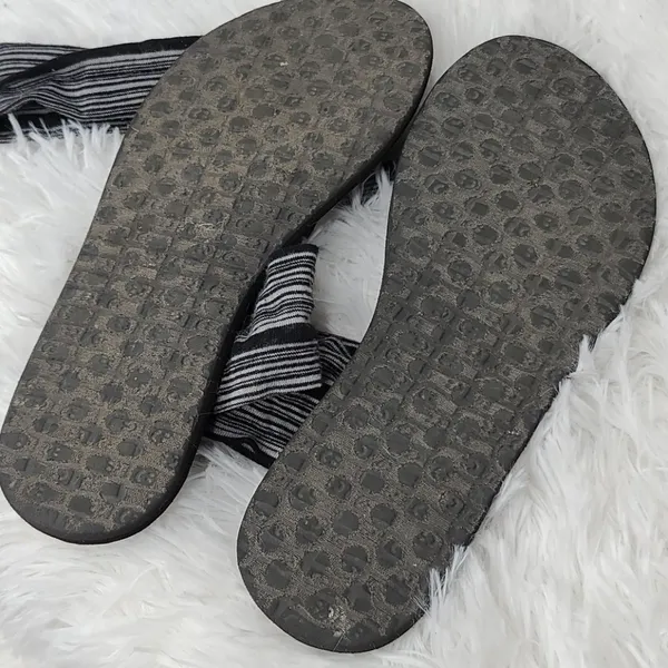 Sanuk cloth wrap ankle strap black sandals size 6 - Image 4
