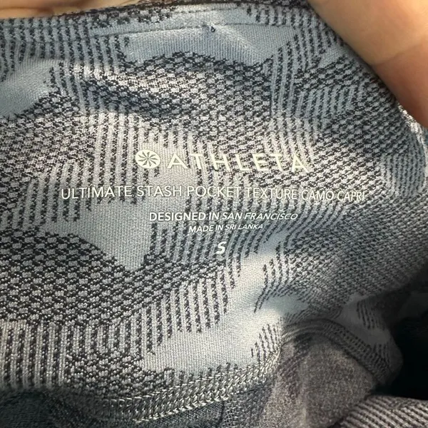 Athleta S ultimate stash pocket texture camo capri leggings - Image 3