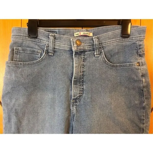 Lee Classic fit at the Waist Cropped Denim Blue Jean Capris Size 8M (1110) - Image 3