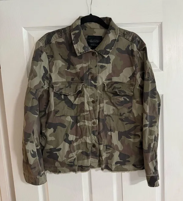 Sanctuary Green Camo Camouflage Snap Front Raw Hem Jacket Shacket - Image 2