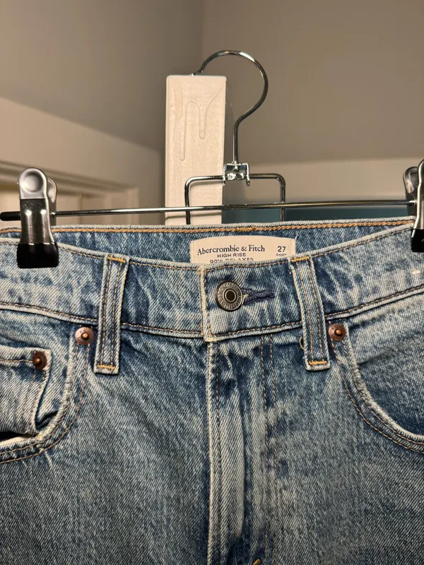 Abercrombie High-Rise Relaxed 90s Jeans - Image 4