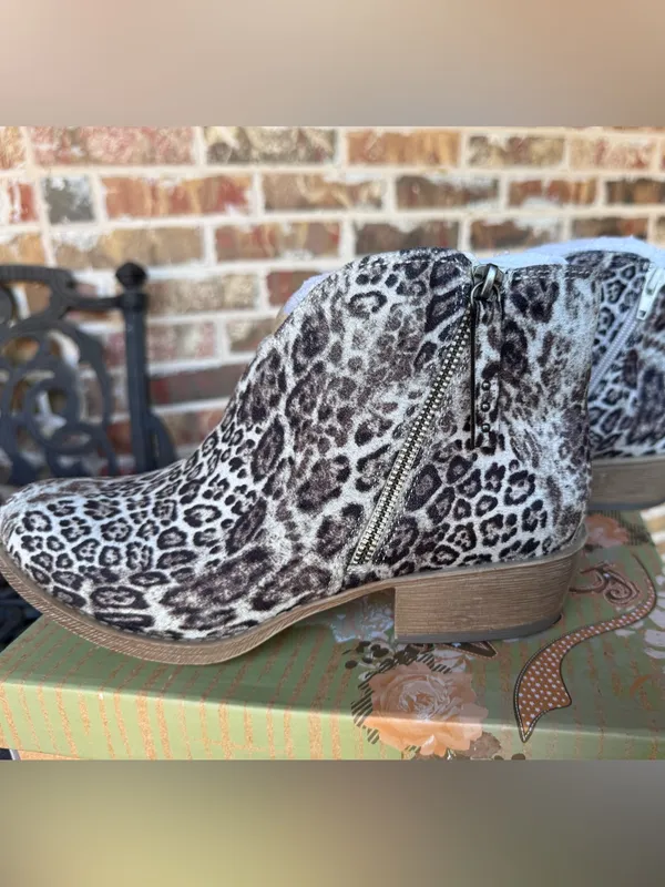 Very G Divine Leopard Print Ankle Booties Off-White/Black Women’s Size 9.5 NIB - Image 3