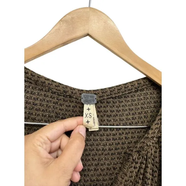 We The Free Knit Oversized Sweater Size Extra Small V‎ Neck Tan Black Slouchy - Image 7